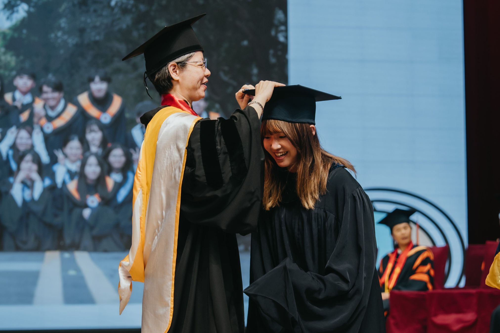 醫學生物技術暨檢驗學系張懿欣老師為指導同學撥穗