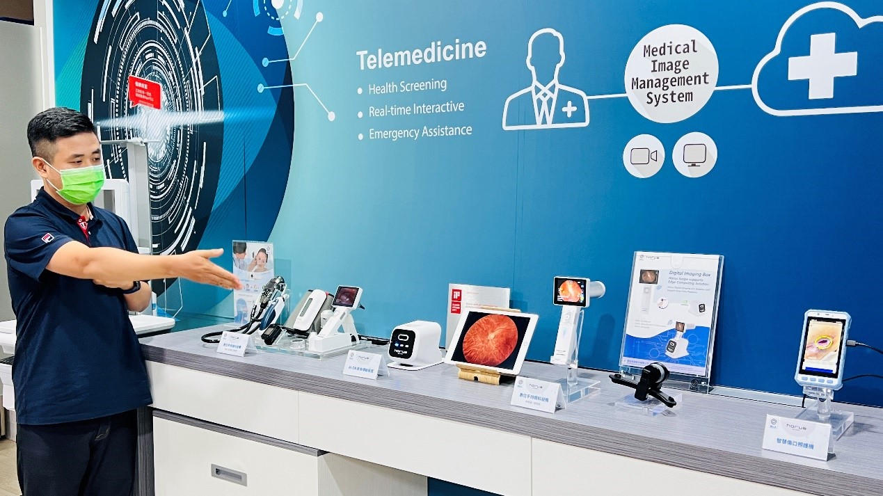 晉弘科技公司人員向本院參訪師生展示精密儀器