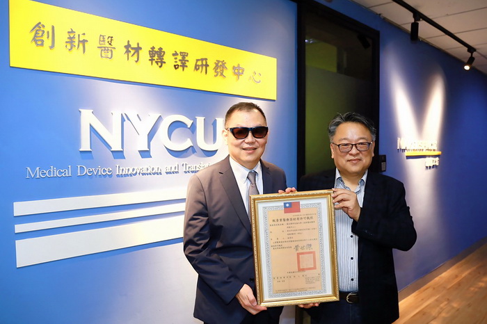 林奇宏校長與林峻立主任展示醫材製造及販售商許可證