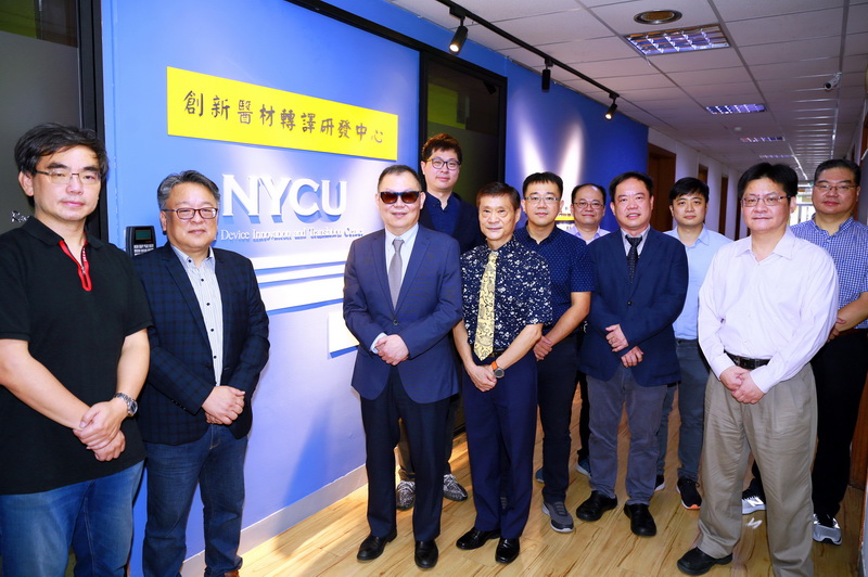 林奇宏校長與創新醫材轉譯研發中心團隊合影