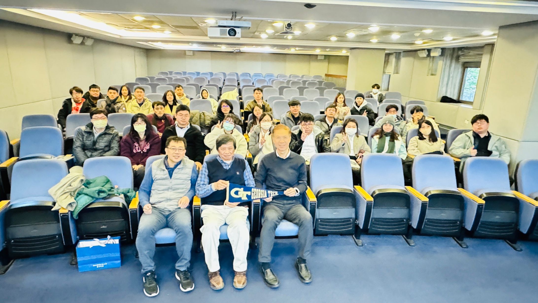 李錦輝教授與醫工系江惠華老師、賴穎輝老師及學生們合影紀念