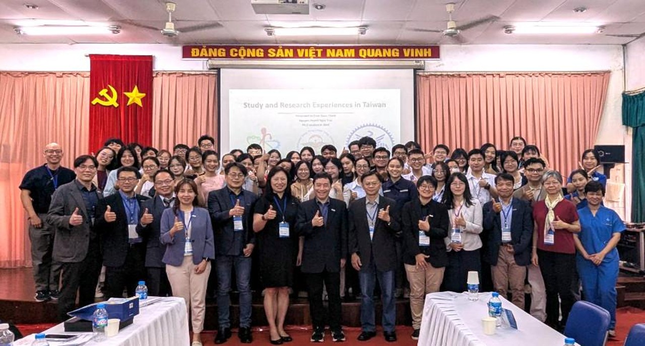 越南國家大學胡志明市理工大學與代表團教授們合影