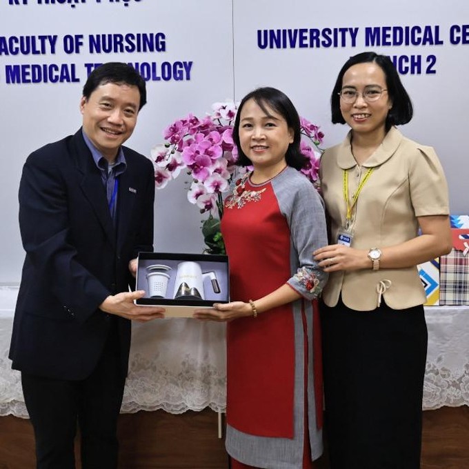 醫工系李泉教授與胡志明市醫藥大學團隊互贈紀念品