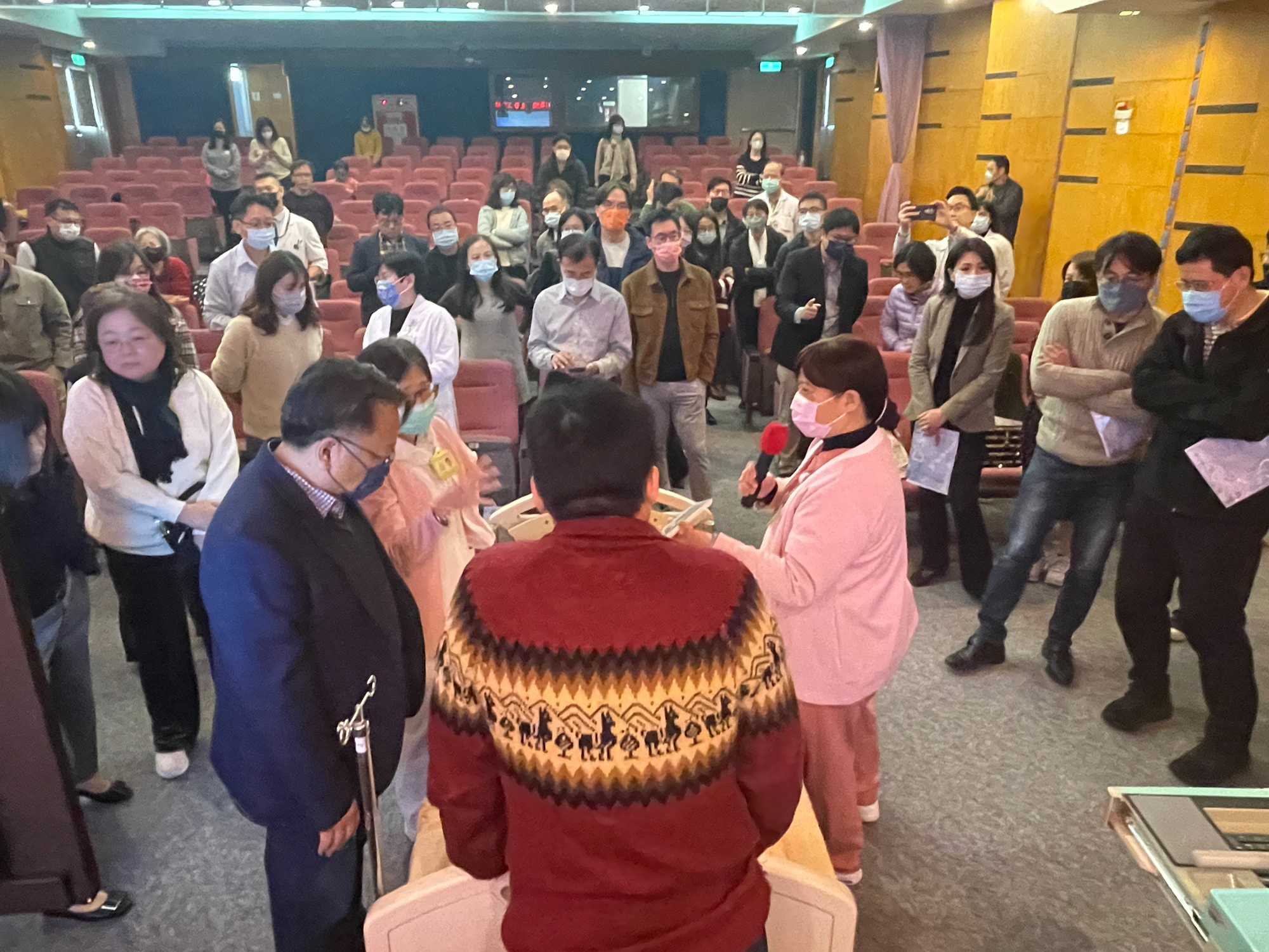 關渡醫院團隊向本院教授講解RF智慧醫院各項技術，氣氛熱絡